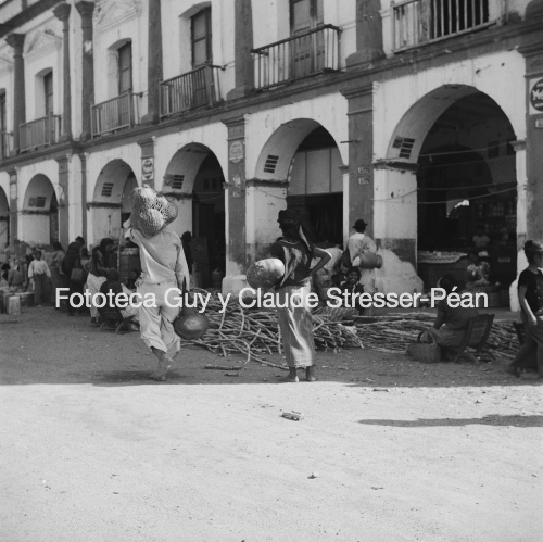Venta de caña de azúcar en una calle de Juchitán de Zaragoza. 1954.