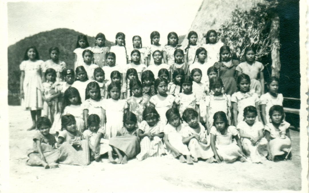 Escuela Rural Federal “Cuauhtémoc”. Guadalupe Lachiguiri, Tehuantepec. Niñas.