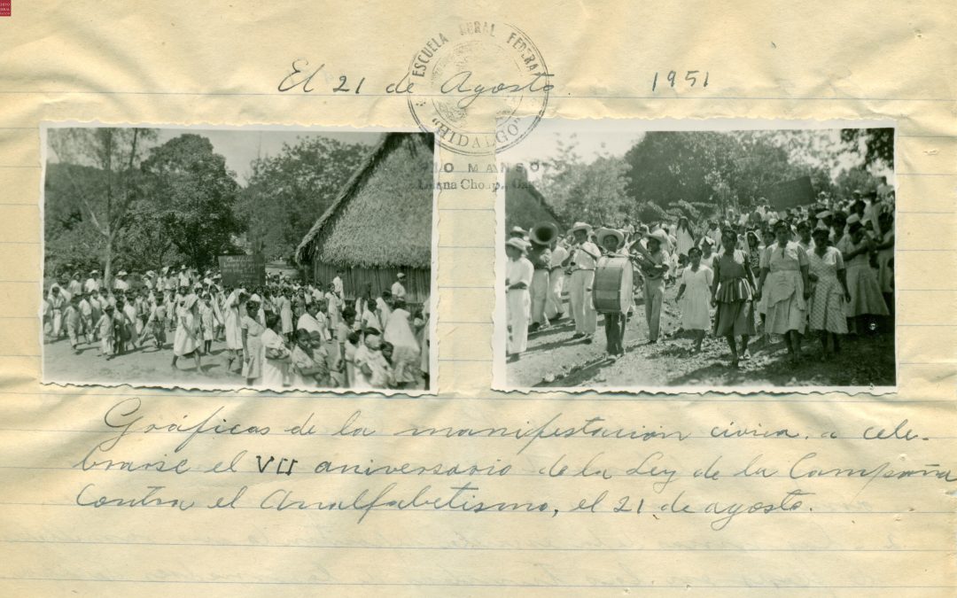 Manifestación cívica, VII aniversario de la Ley de la Campaña contra el Analfabetismo, el 21 de agosto. San José Río Manso, Lalana, Choápam. 1951.