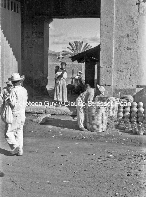 Escena de día de mercado en las calles de la Ciudad de Oaxaca a mediados del siglo XX.