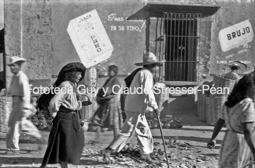 Pareja zapoteca en un día de mercado en la Ciudad de Oaxaca hacia 1953.