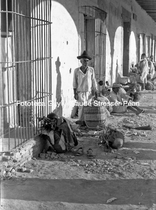 Hombre zapoteco en uno de los portales de la Plaza de Villa Hidalgo Yalalag. 1953.