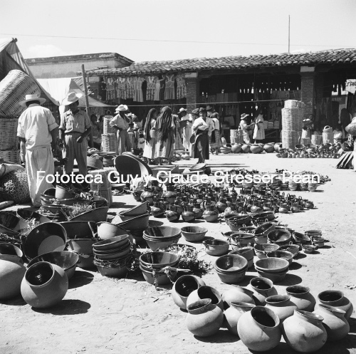 Venta de cerámica en el domingo de plaza en Tlacolula de Matamoros. 1953.