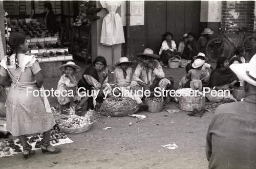 Venta de frutas y verduras en las calles de la Ciudad de Oaxaca. 1954.