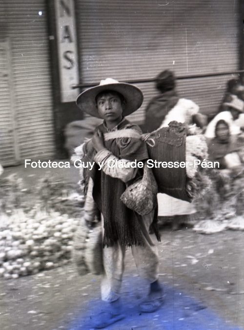 Pequeño vendedor de escobitas y cepillos en las calles de Oaxaca. 1954.
