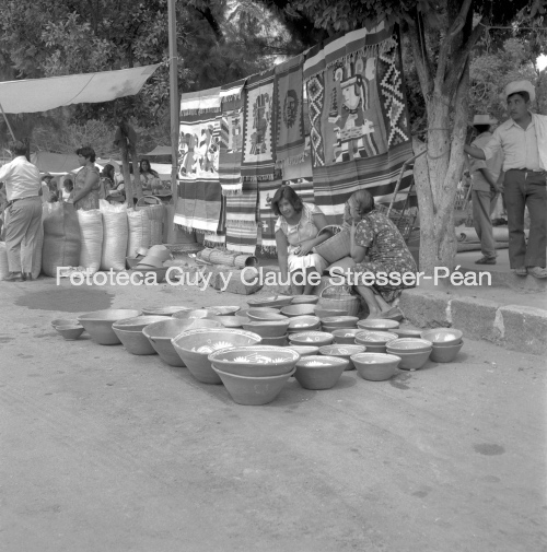 Venta de cerámica y tapetes en el día de plaza en Ocotlán. 1980.