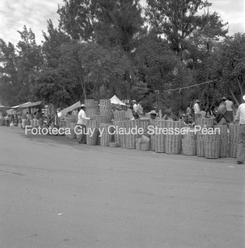 Canastos de mimbre en venta durante el día de plaza en Ocotlán de Morelos, 1980.