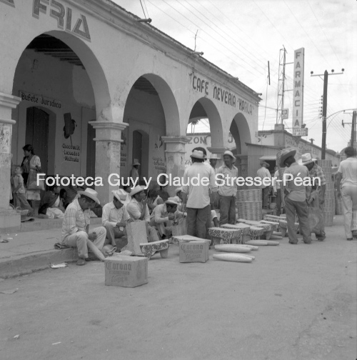 Vendedores de metates de Magdalena Ocotlán en el mercado de Ocotlán de Morelos. 1980.