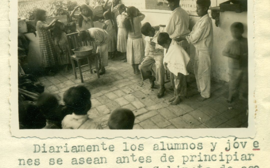 Alumnos aseándose el cabello, rasurándose y lavándose la cara y manos en el Gabinete de Aseo. 1939.