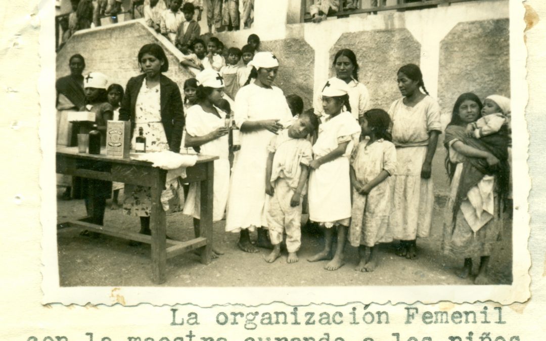 La organización femenil con la maestra curando a los niños enfermos. 1939.