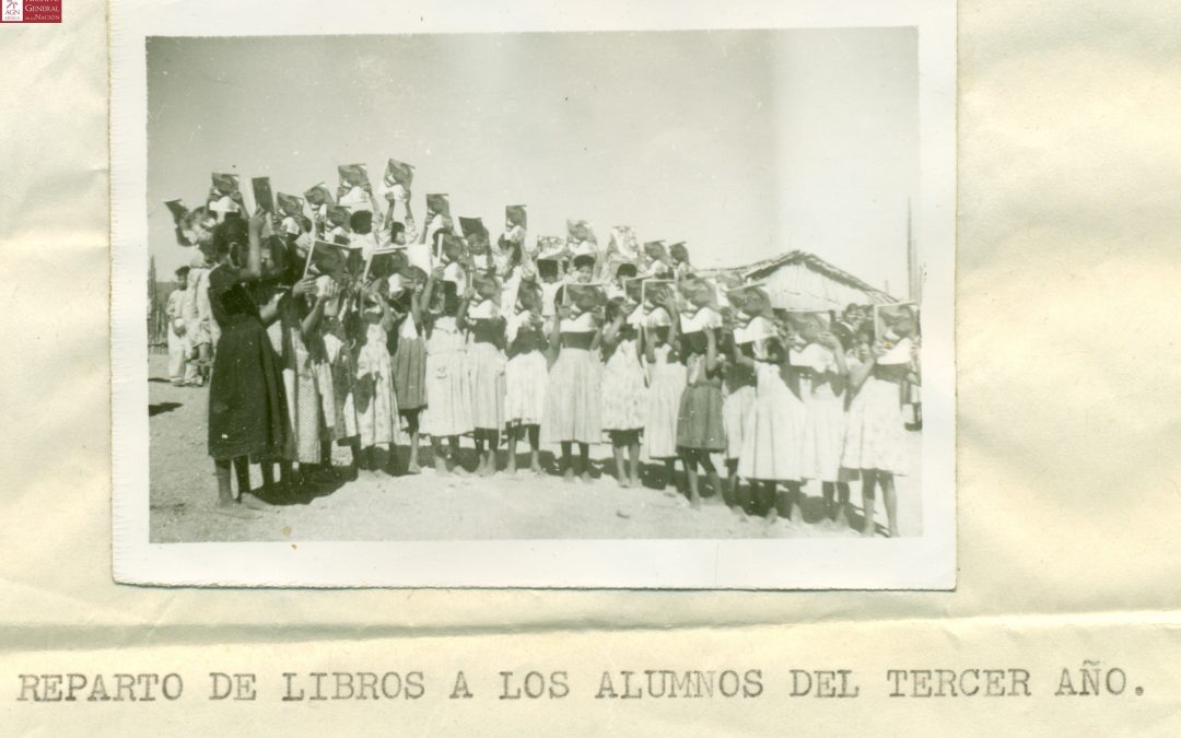 Reparto de libros a los alumnos del tercer año. Escuela Rural Federal “Juan Jacobo Rousseau” 1960.