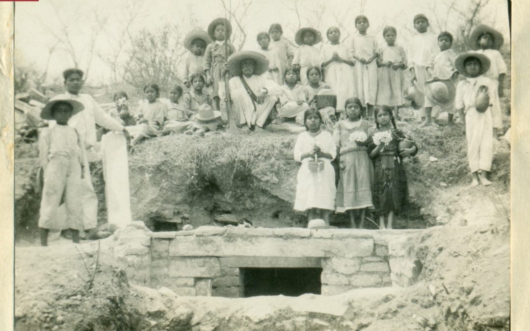Las ruinas de Patlanalá, Silacayoapan; visitadas por los niños y niñas en 1931.