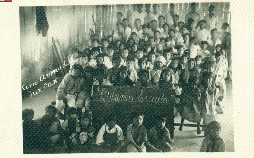 Queremos escuela. Cerro Armadillo, Tuxtepec. Cerca de 1942.