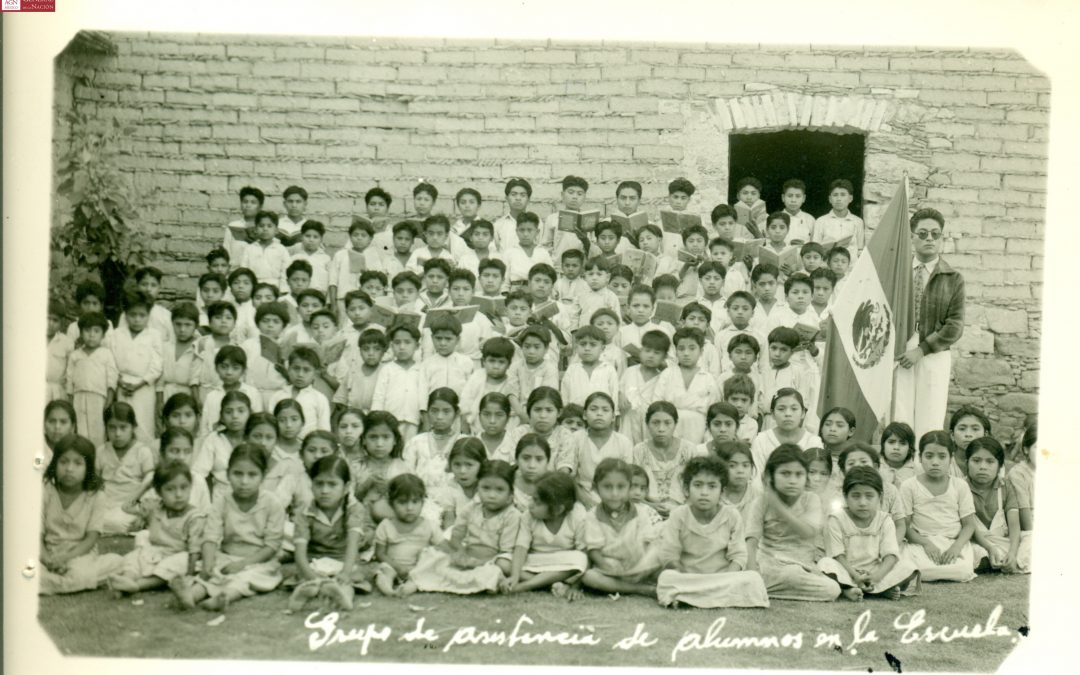 Grupo de asistencia de alumnos en la escuela. Escuela Rural Federal de San Mateo Nejapan, Silacayoapan.