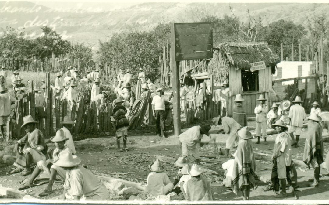 Campesinos labrando madera para techar la casa destinada a la Cooperativa Escolar 1938.
