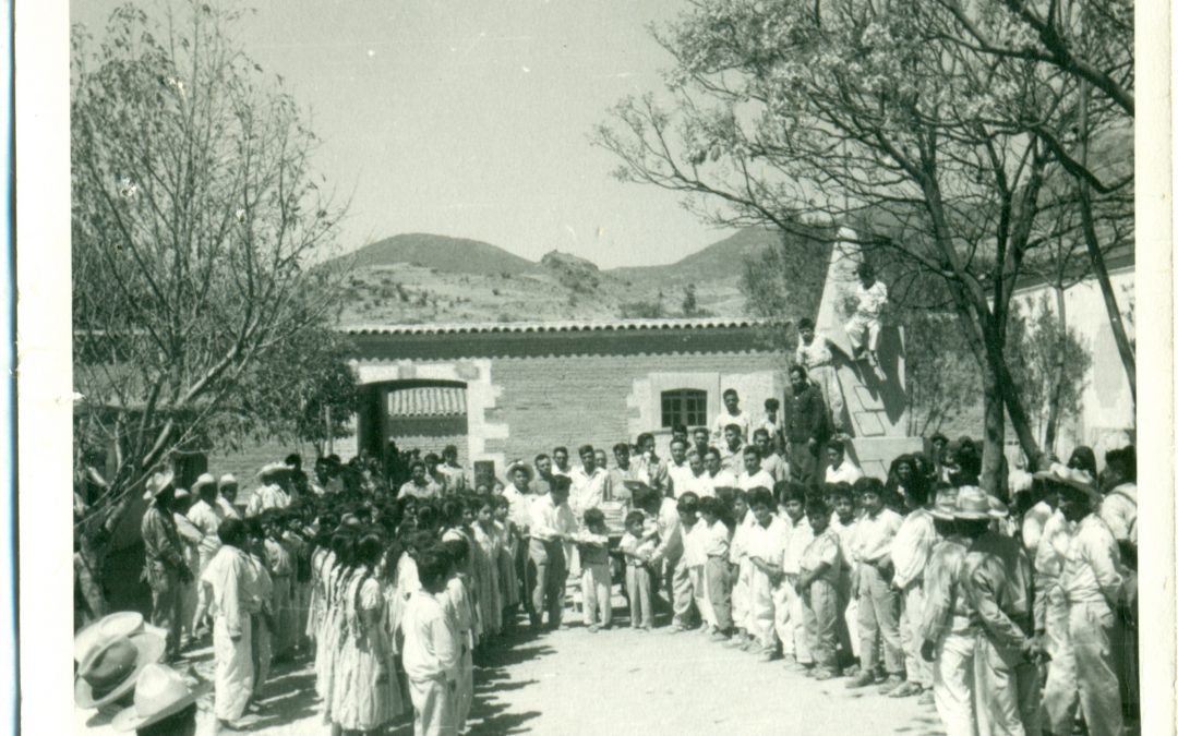 Entrega de libros. Escuela Rural Federal “José María Díaz Ordaz”, Villa de Díaz Ordaz, Tlacolula; 1960.