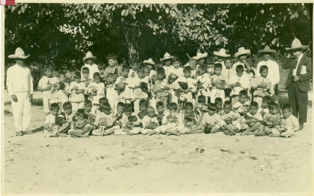 Niños con aves de corral, padres de familia y maestro. Escuela Rural Federal “Unión y Progreso” 1926.